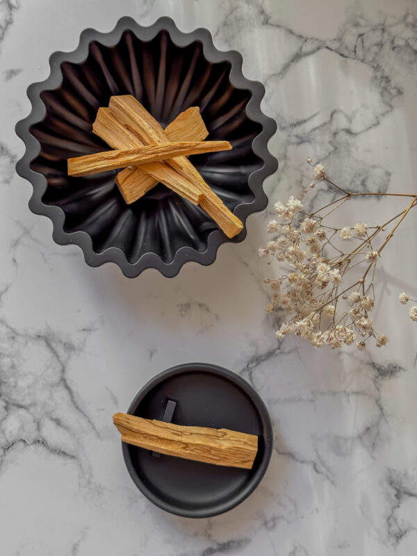 black ruffled edge bowl